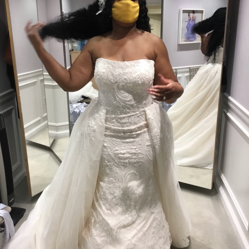 Elegant Strapless Wedding Gown